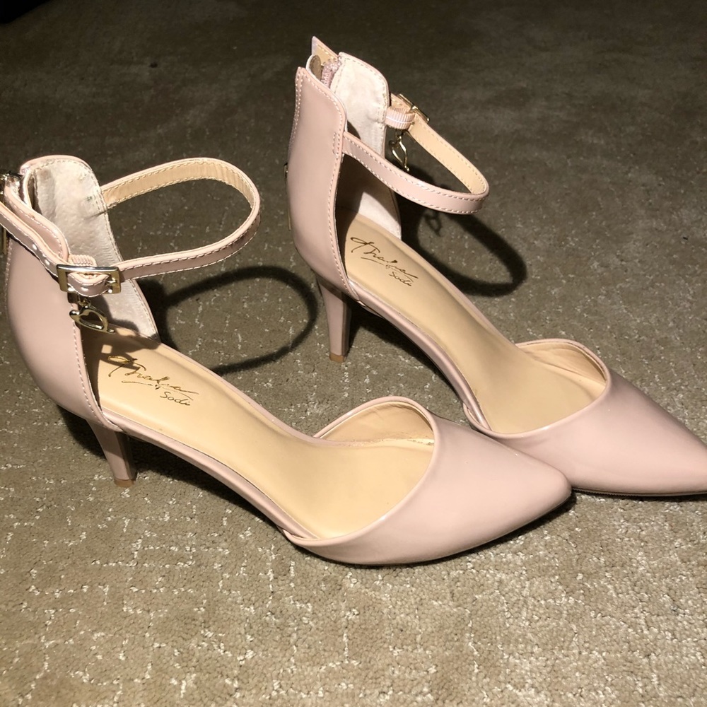 Nude pumps
